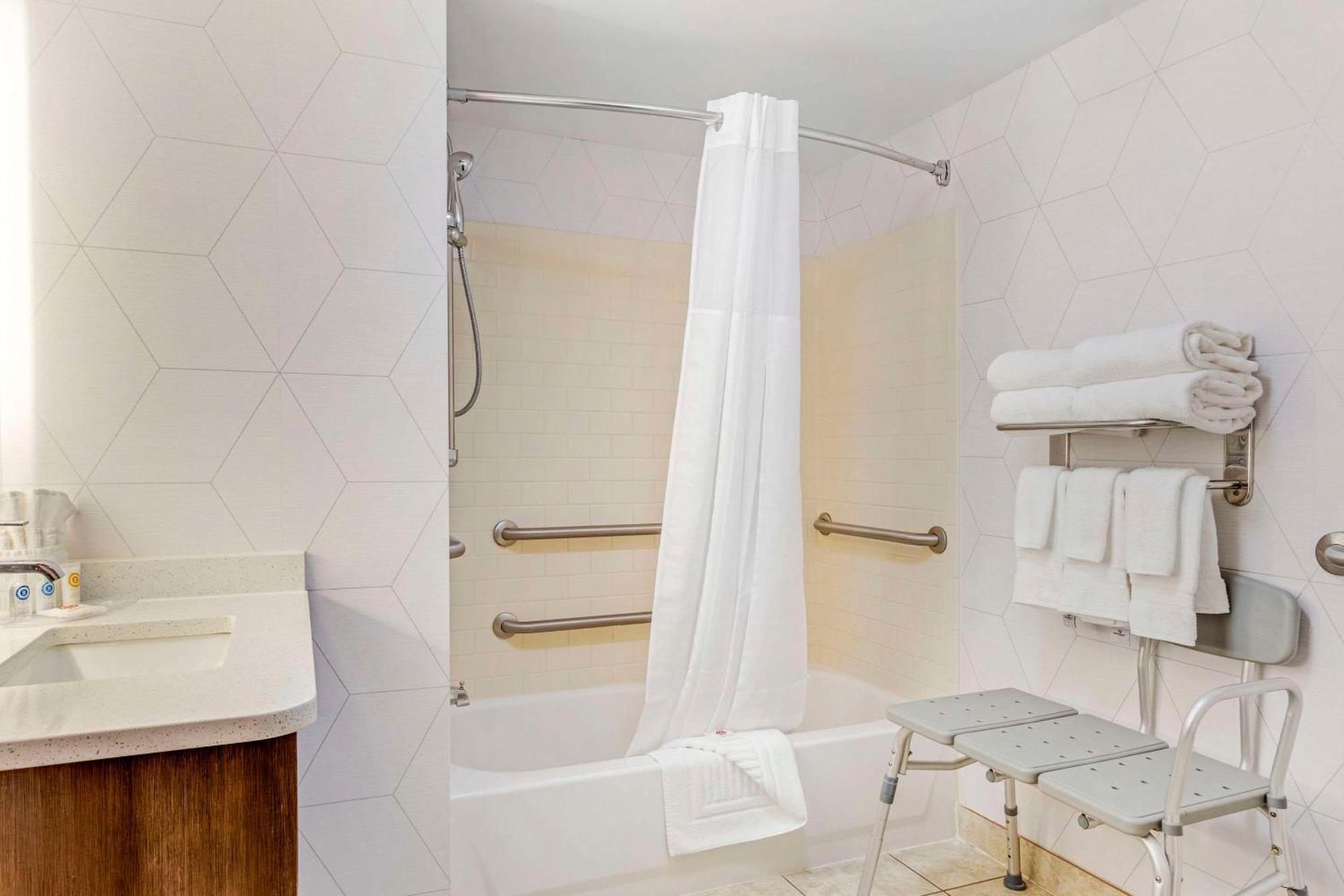 คอมฟอร์ต สวีท วิตเซตต์ - กรีนส์โบโร อีสต์ Hotel Whitsett ภายนอก รูปภาพ