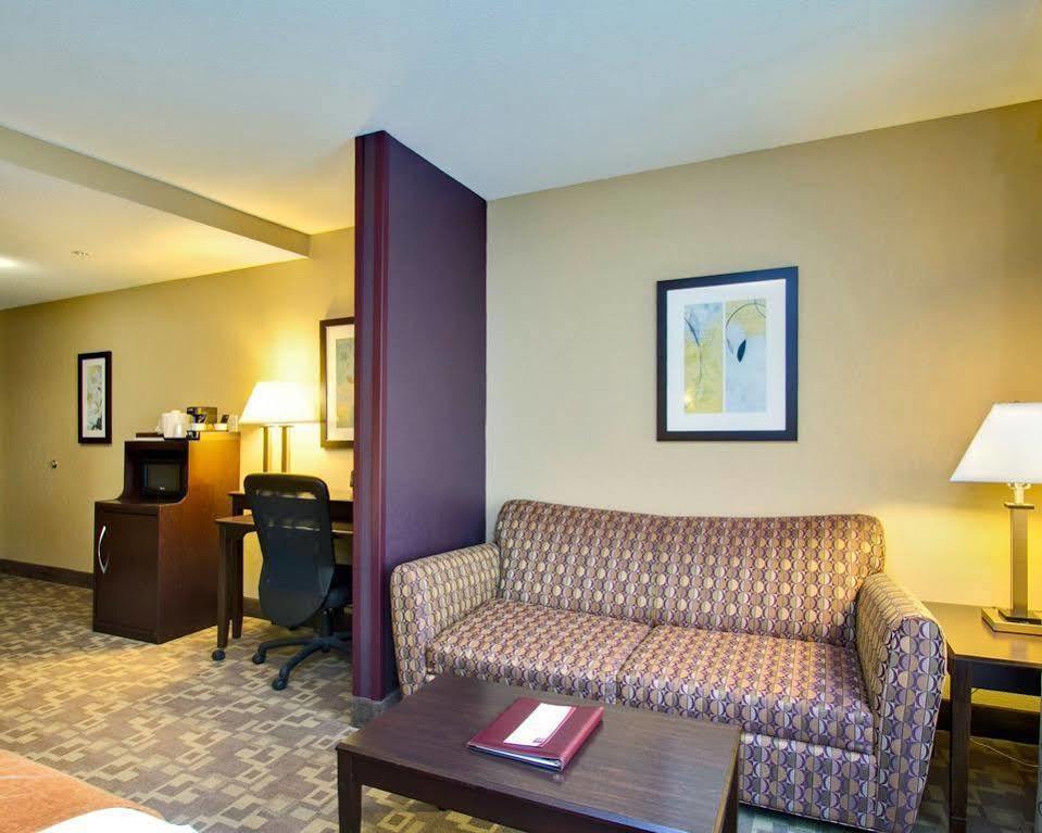คอมฟอร์ต สวีท วิตเซตต์ - กรีนส์โบโร อีสต์ Hotel Whitsett ภายนอก รูปภาพ
